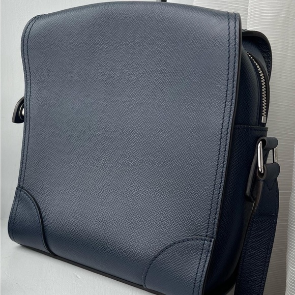 Louis Vuitton Nikolai Messenger - Picture 5 of 14